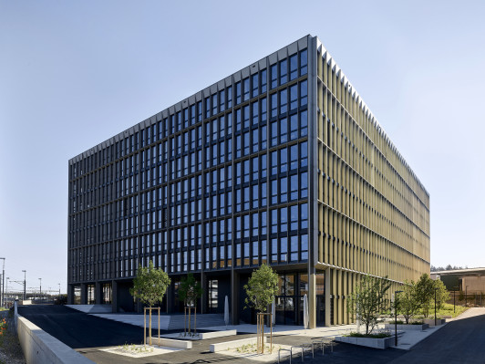 Facciata ovest: ingresso principale degli edifici amministrativi, Eichenweg 5